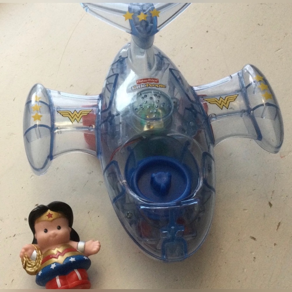 FISHER-PRICE- WONDER WOMAN  Hero with Invisible Jet